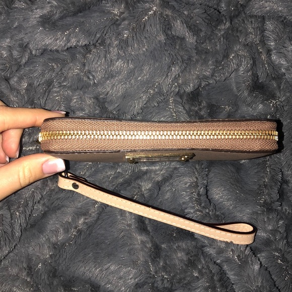 Michael Kors - Signature Jet Set Medium Wristlet - Picture 4 of 6